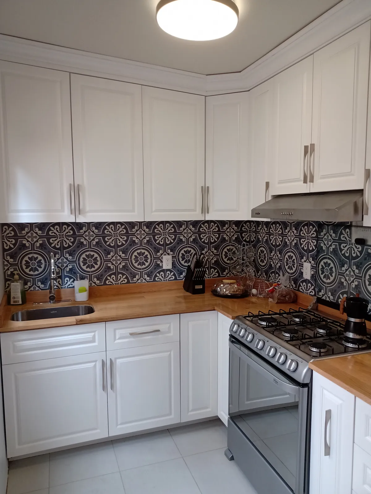 Cocina blanca en L, con cubierta de encino